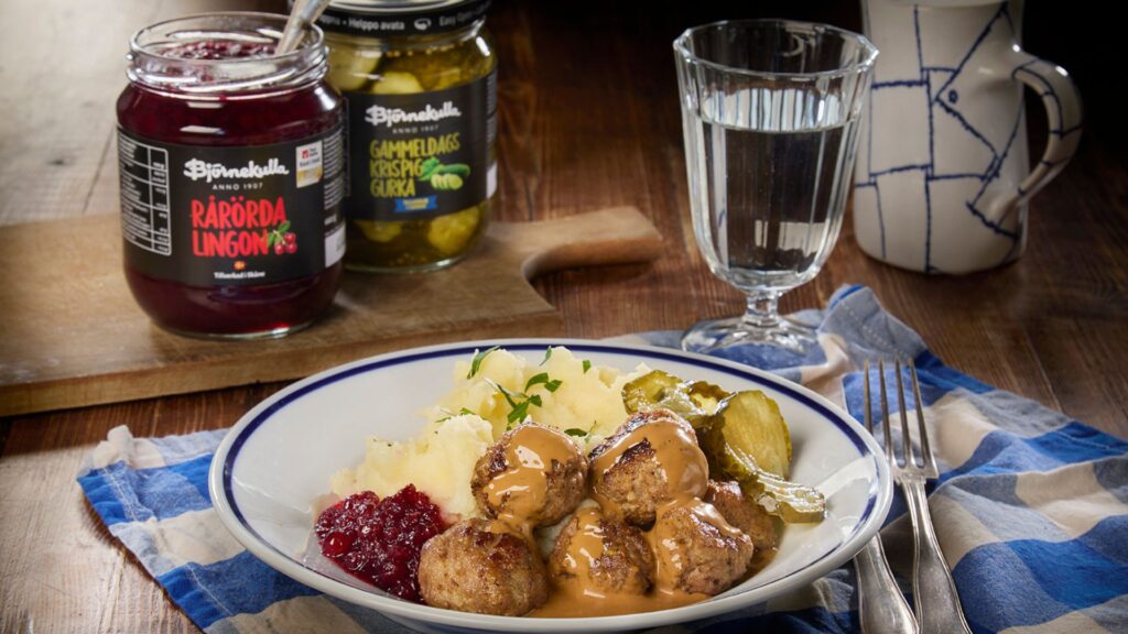 Köttbullar och Björnekullas rårörda lingon och gammeldags krispig gurka
